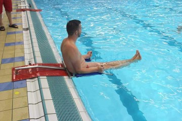 Aqua fitness natte sportschool buikspieren benen