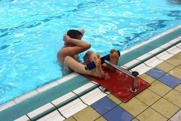 Aqua fitness natte sportschool buikspieren