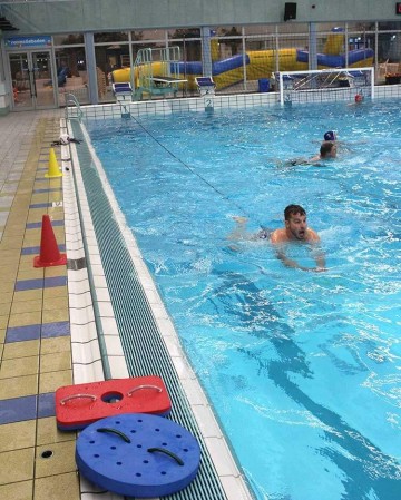 Aqua fitness natte sportschool elastiek zwemmen