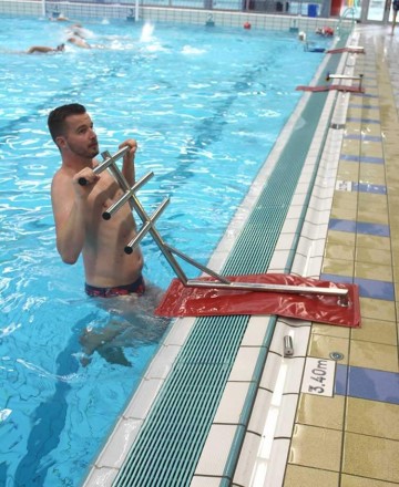 Aqua fitness natte sportschool optrekken schouders