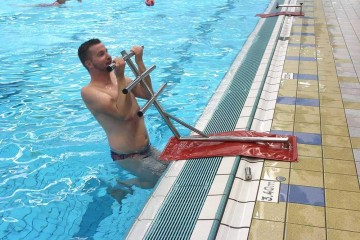 Aqua fitness natte sportschool optrekken