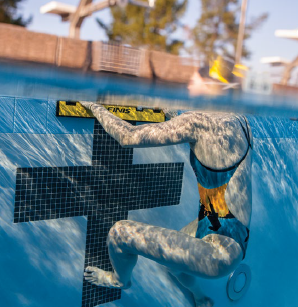 Finis onder rugslagstartsteun