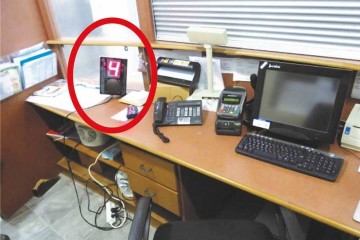 Spartel secu relay kastje in actie bij bureau