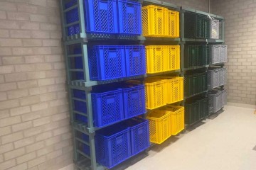 Stelling met opberbak